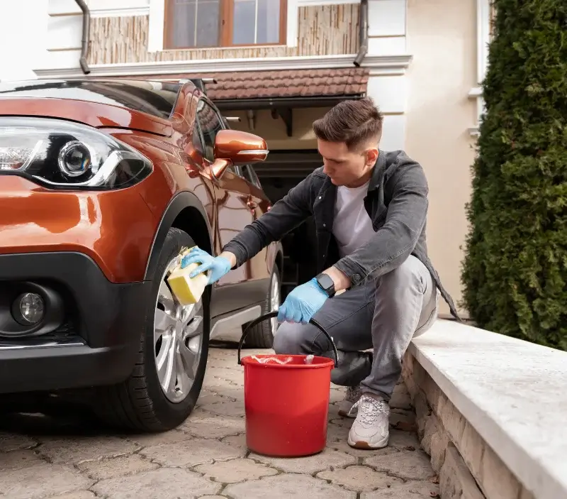Lavage auto à domicile Kerfot : professionnel intervenant sur un véhicule